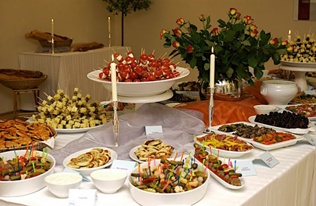 Buffet mit Fingerfoodspezialitäten